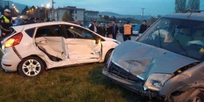 Ktahya'da trafik kazas: 8 yaral