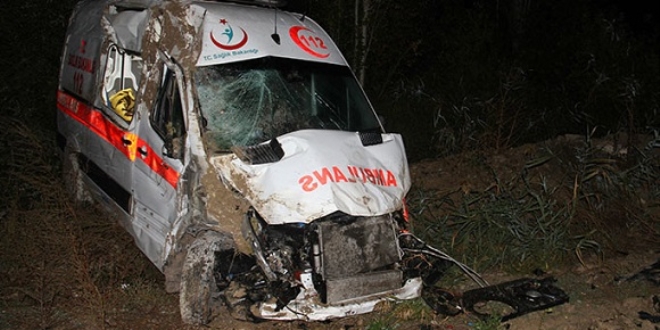 Hasta tayan ambulans arampole devrildi: 4 yaral