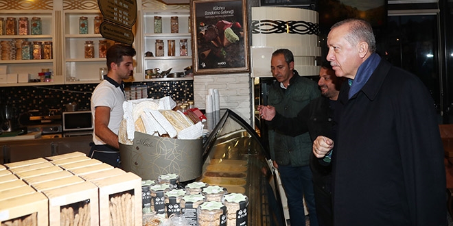 Erdoğan, Beylerbeyi'nde bir pastaneden alışveriş yaptı