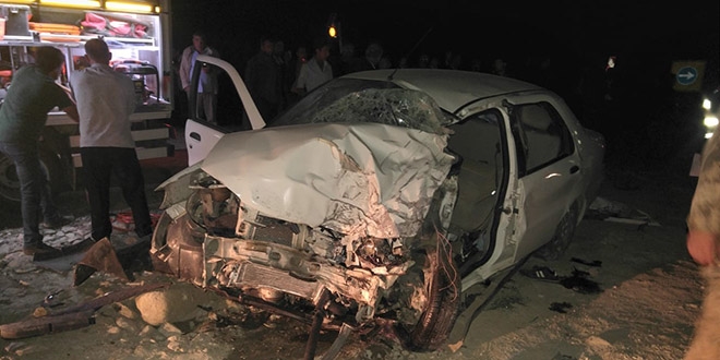 Muş'ta otomobil tıra çarptı: 3 ölü, 3 yaralı