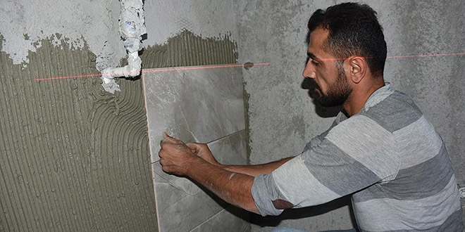 Gündüz inşaatta akşam antrenmanda terliyor