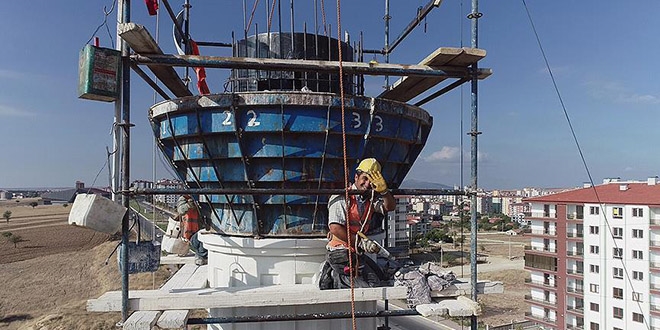 Minare ustasının metrelerce yüksekteki zorlu mesaisi