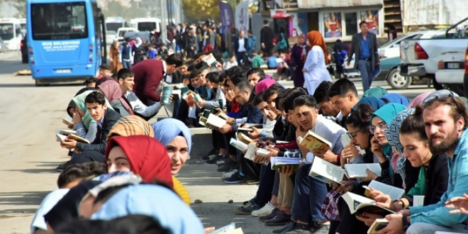 Muş'ta 10 bin öğrenci kaldırımda kitap okudu
