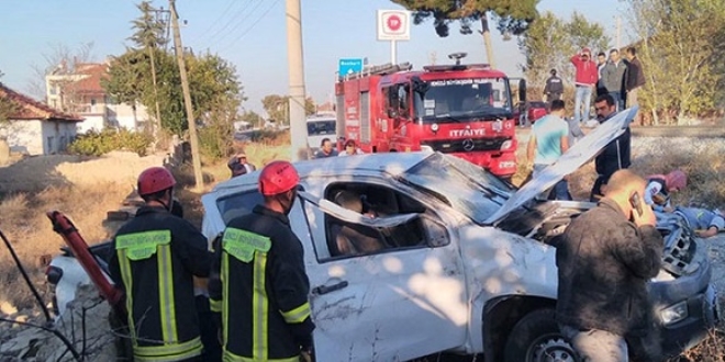 Lastiği patlayan kamyonet şarampole yuvarlandı: 1 ölü, 3 yaralı