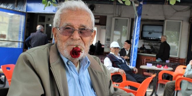 60 yıldır ağzında sigara yerine gül ile dolaşıyor