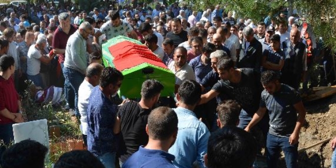Kazada ölen 2 üniversite öğrencisi toprağa verildi