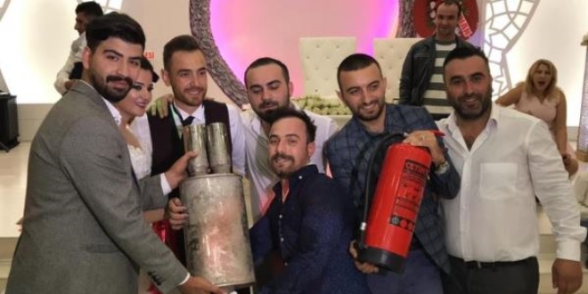 Damada ilginç takı! Davetliler şaştı kaldı
