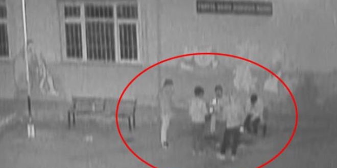 Okul bah�esinde �akmak gaz� �ekme g�r�nt�leri tepki toplad�