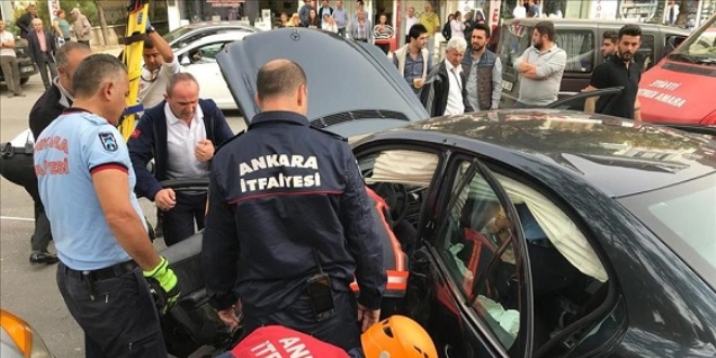 Ba�kentte zincirleme trafik kazas�: 10 yaral�