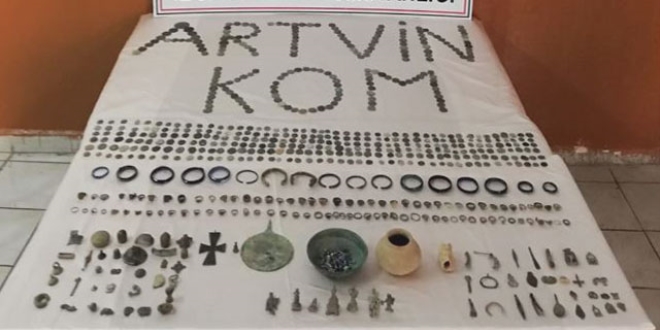 3 yolcunun valizinden 1547 tarihi eser ��kt�