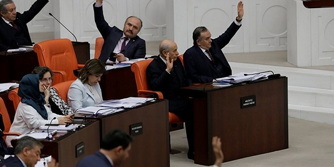 MHP'liler HDP'li vekile vatana haini diye bağırdı