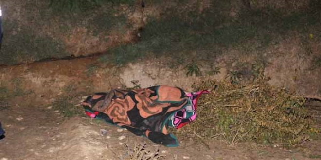 Eşini 4 metre ötede bu halde buldu