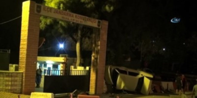 Otomobil jandarmanın nöbetçi kulübesine girdi