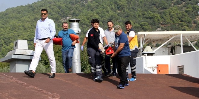 İniş pistini ıskalayan paraşütçü otelin çatısına düştü