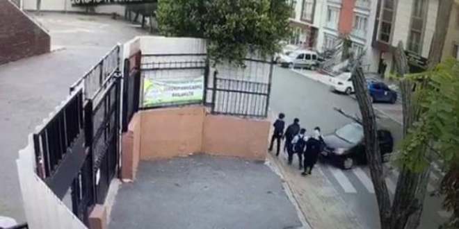 Öğretmen aracıyla öğrencilerin arasına daldı