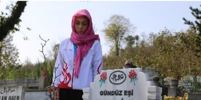 Kazandığı madalya ve kupasını annesinin mezarına götürdü
