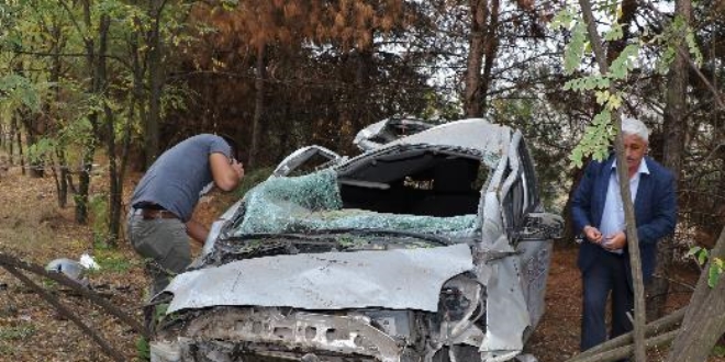 Sürücü eğitmeni otomobil ile takla atarak ormanlık alana uçtu