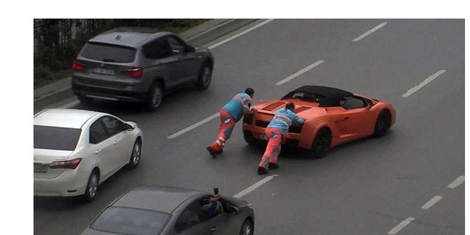 Yolda kalan Lamborghini'yi iten İBB işçileri o anları anlattı