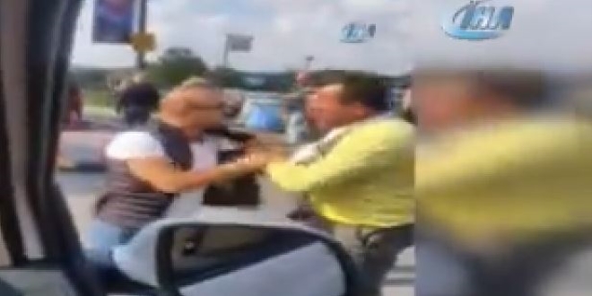 UBER sürücüsü ile taksici arasında yumruklu kavga