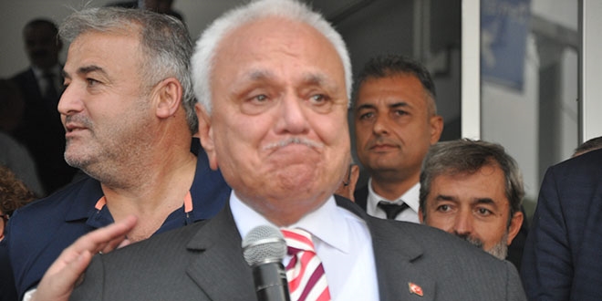 Turizm eski Bakanı Atilla Koç, gözyaşlarını tutamadı