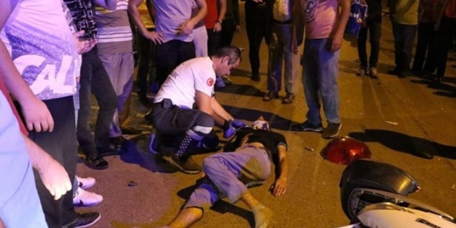 Kaza yapan yaralı kuryenin patronuna kask fırçası