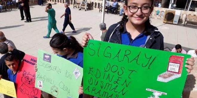 Öğrencilerden cami avlusunda sigara karşıtı eylem