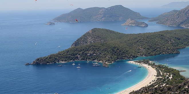Sezon uzayınca turizmcinin yüzü güldü