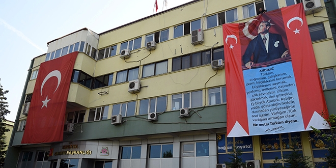 Isparta Belediye Başkanı'ndan 'andımız' pankartı