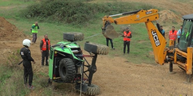 Kad�n pilot takla att�, y�rekler a�za geldi