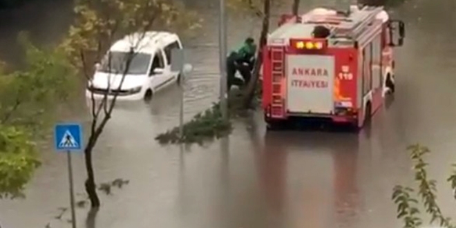 Ankara'da sağanak yağış! Araçlar suya gömüldü