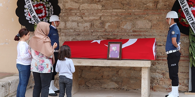 Denizde boğulan polis memuru toprağa verildi