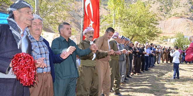 Aktütün'de asker vatandaş kol kola halay çekti