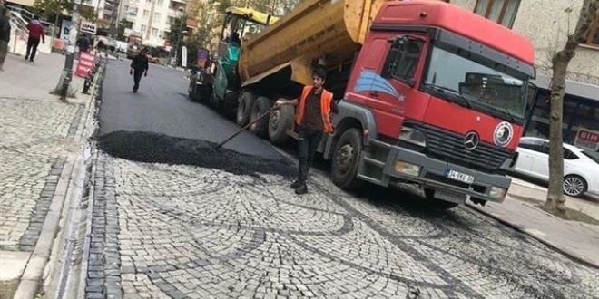 CHP'li belediye, parke taş döşeli sokağa asfalt attı
