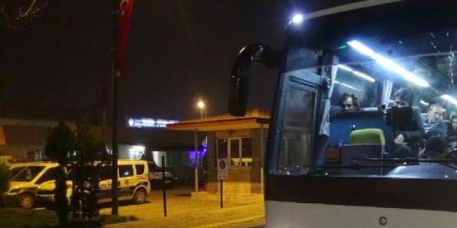 Yolcu otobüsünde 17 düzensiz göçmen yakalandı