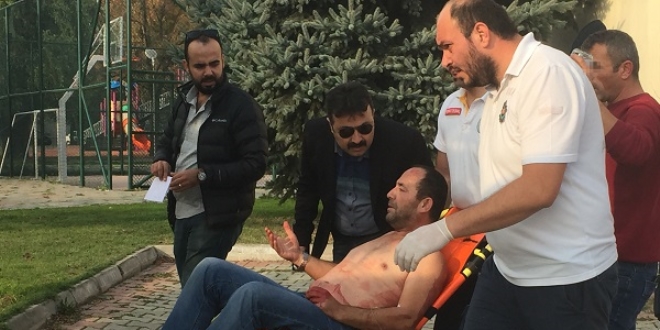 Bıçakladığı arkadaşını sağlık merkezine götürdü