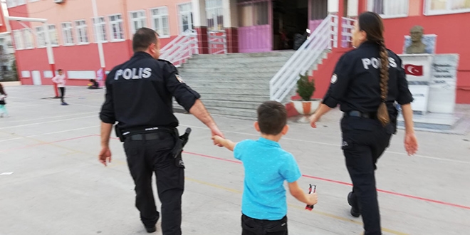 Okula gitmek istemeyen minik Efe'yi polis ikna etti