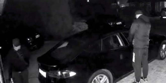 Tesla Model S'i anahtar sinyaline ulaşıp çaldılar