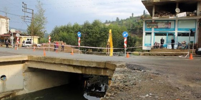 Rize'de o k�pr� de y�k�l�yor