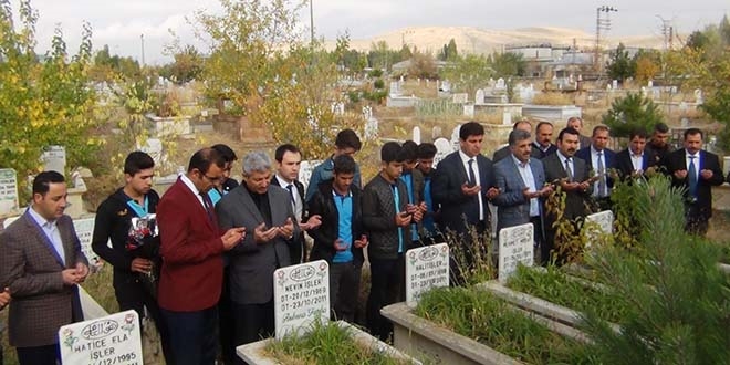 Deprem �ehidi ��retmenler mezarlar� ba��nda an�ld�