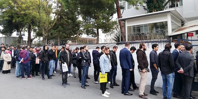 Askerlik şubesi önünde 'bedelli' kuyruğu