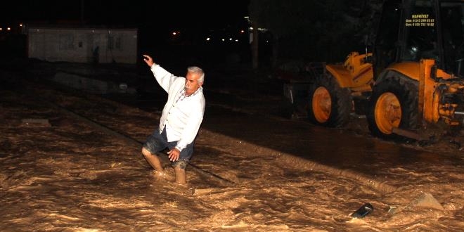 Sel suları Adıyaman'da asfaltları yerinden söktü