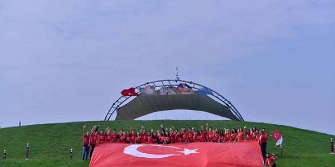 Kocaeli'de 60 metrekarelik Trk bayrakl uurtma gkyzn ssledi