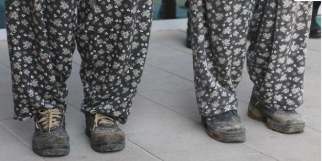 Sa�l�k merkezi kirlenmesin diye galo� takt�lar