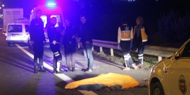 Bozulan aracın başında bekleyenlere tır çarptı: 1 ölü