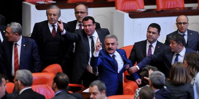 CHP ve MHP milletvekilleri arasında arbede