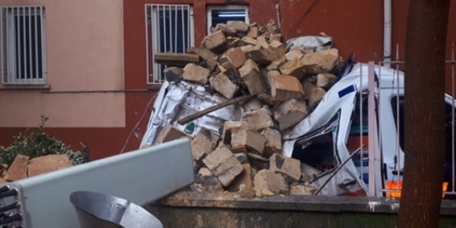 Minare ambulansın üzerine devrildi