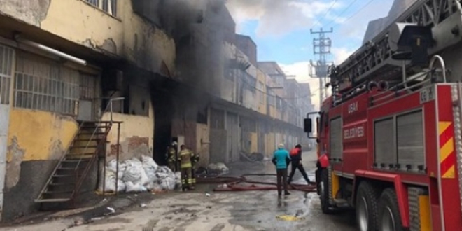 U�ak'ta tekstil geri d�n���m fabrikas�nda yang�n