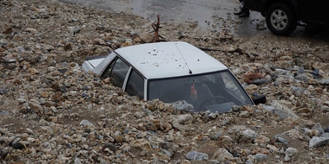 Ya��� nedeniyle olu�an heyelan otomobilleri yuttu