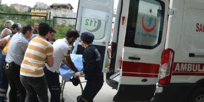 Otomobilin çarptığı hastane personeli hayatını kaybetti