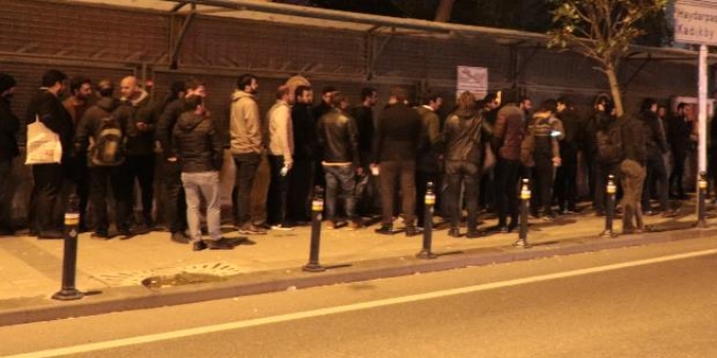 Bedelli askerlik kuyru�u gece de devam etti